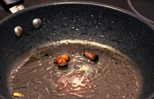 Як відмити сковороду з антипригарним покриттям зовні і всередині: секрет від господинь