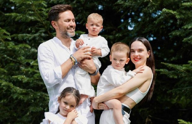 Дружина Мірошниченка показала, як названий син "вкладає" себе спати: "Стискається серце"