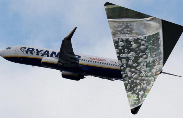 Ніколи не пийте це в літаку: стюардеса розповіла, якого напою треба уникати всім пасажирам