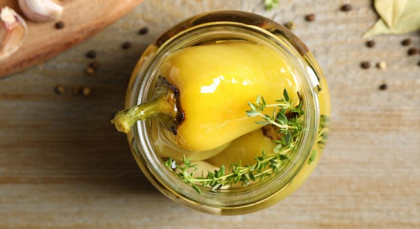 Будете готовить каждый год: целый перец в томате на зиму