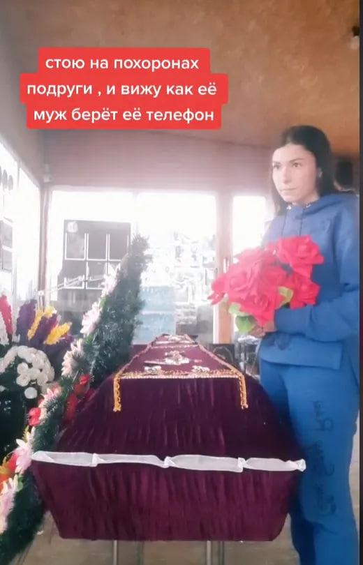 Девушка снимает ролики с гробами / скриншот Девушка снимает ролики с гробами / скриншот