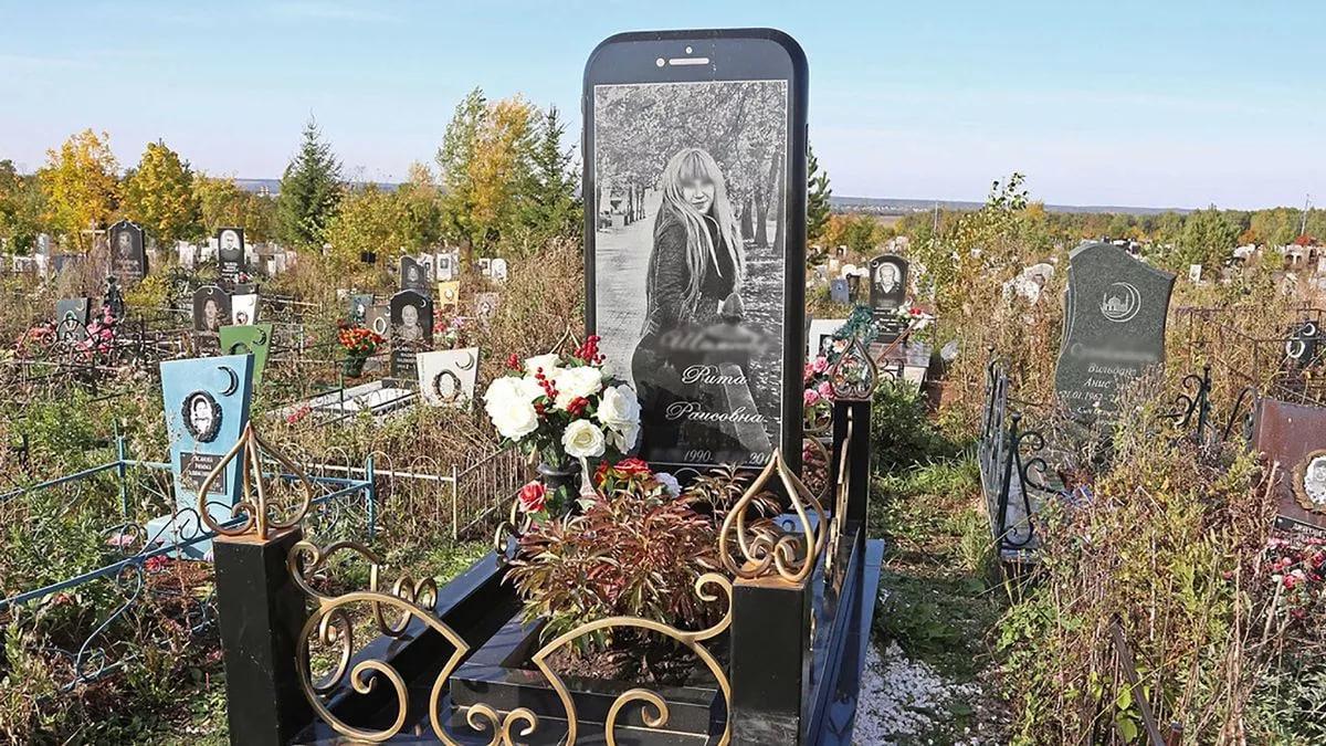 На кладбище в РФ появилось гигантское надгробие / Ufa1 / east2west news На кладбище в РФ появилось гигантское надгробие / Ufa1 / east2west news