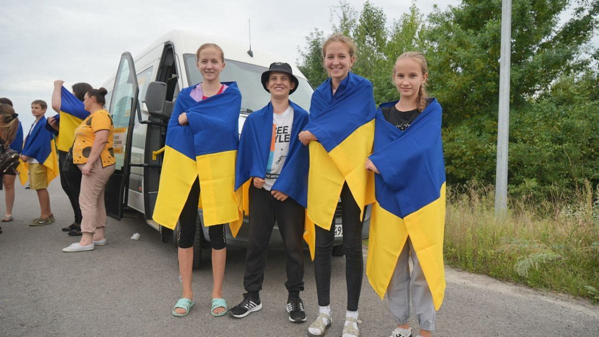 Україна повернула 11 депортованих Росією дітей / фото Херсонська ОВА Україна повернула 11 депортованих Росією дітей / фото Херсонська ОВА