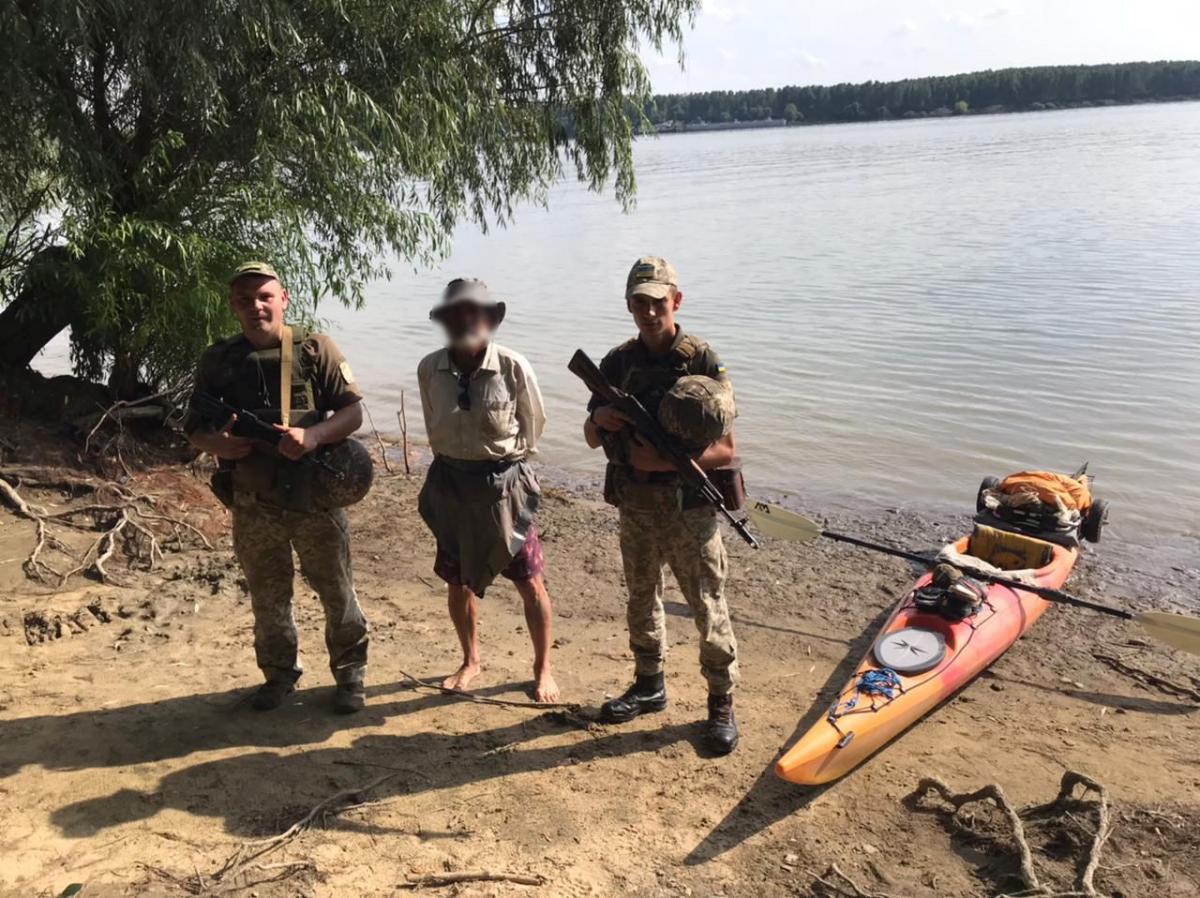 Турист перетнув кордон України на каяку / фото Ізмаїльський загін ДПСУ