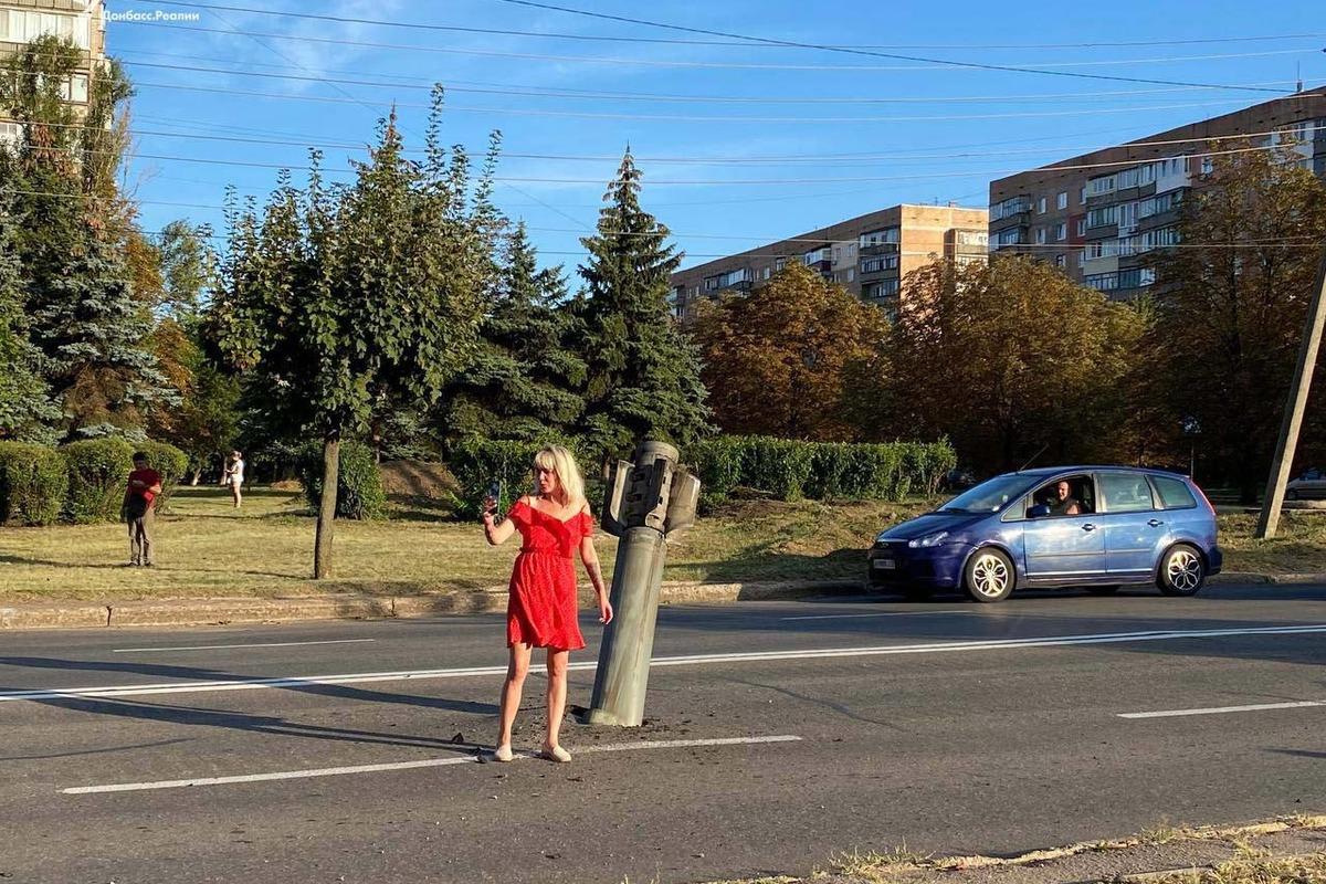 Жінка зробила фото в яскравій сукні біля ракети, яка впала в Краматорську / фото Донбасс Реалии Жінка зробила фото в яскравій сукні біля ракети, яка впала в Краматорську / фото Донбасс Реалии