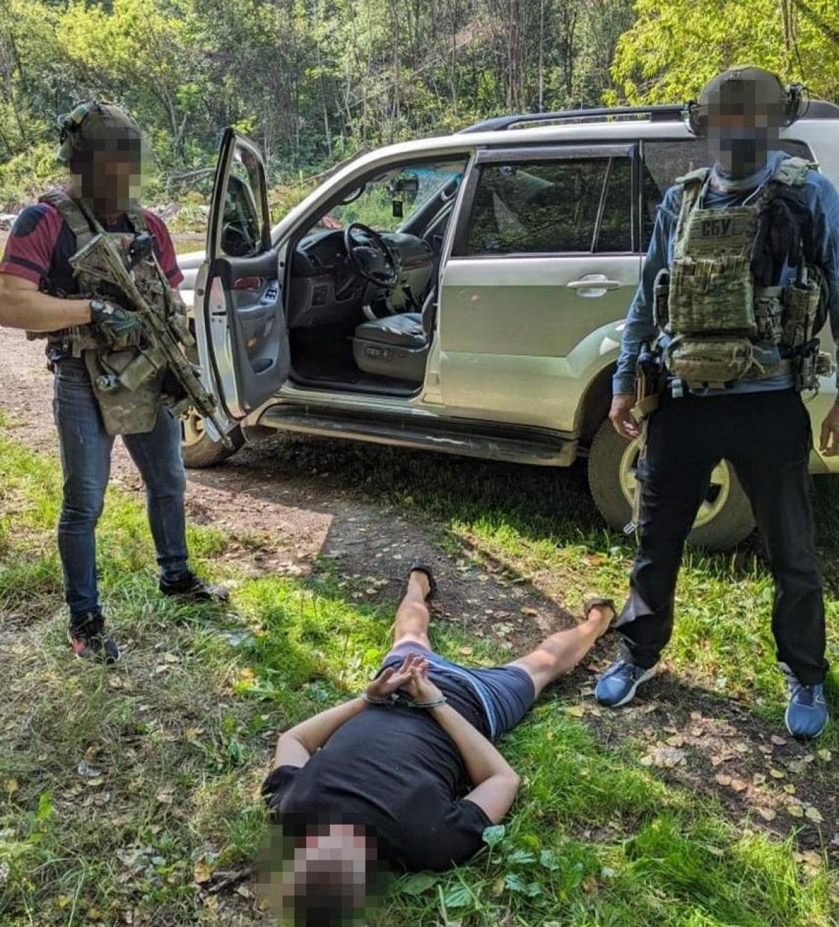 Співробітники СБУ затримали зловмисника під час спроби передачі розвідданих про українських захисників / фото СБУ Співробітники СБУ затримали зловмисника під час спроби передачі розвідданих про українських захисників / фото СБУ