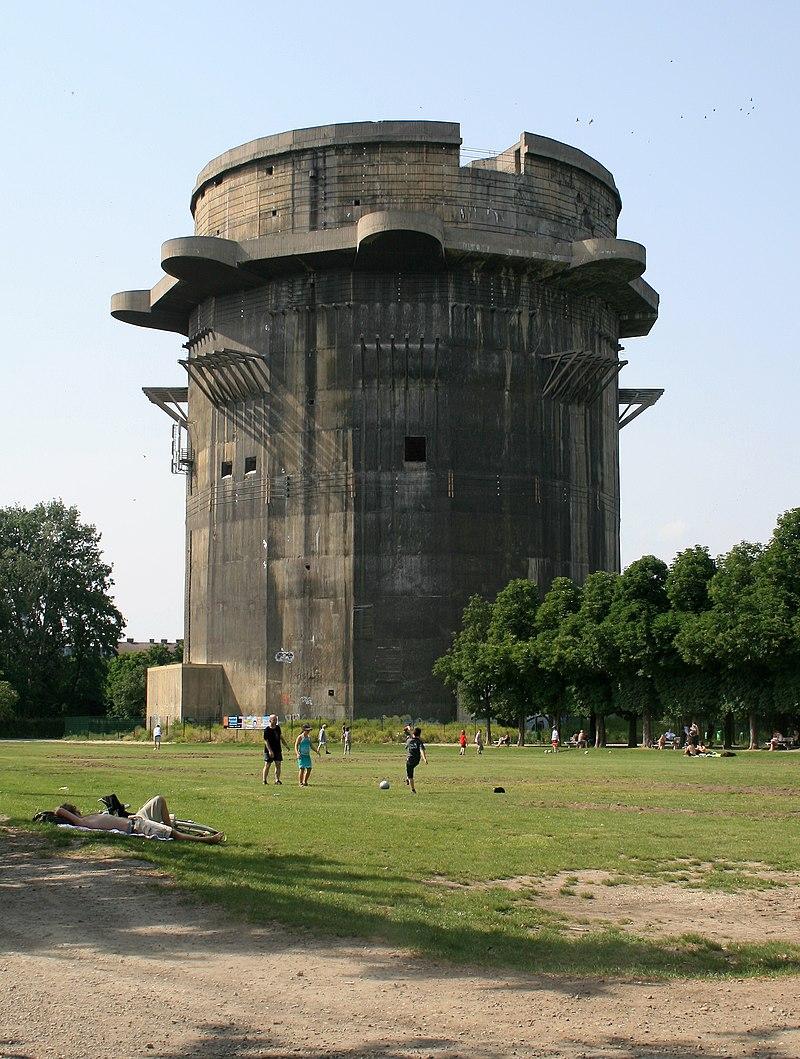 Зенітна вежа Flakturm, що збереглася до сьогодні / фото wikipedia.org Зенітна вежа Flakturm, що збереглася до сьогодні / фото wikipedia.org