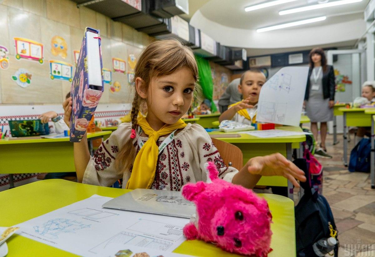 Школьники будут учиться офлайн два-три дня в неделю / фото Андрея Мариенко, УНИАН Школьники будут учиться офлайн два-три дня в неделю / фото Андрея Мариенко, УНИАН