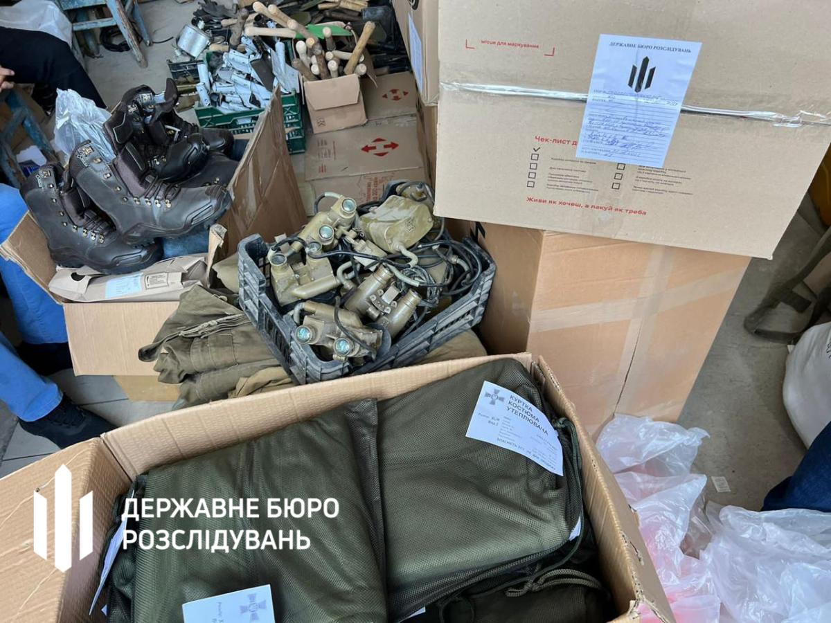 Военные продавали онлайн военную форму, обувь, саперные лопатки / фото ГБР Военные продавали онлайн военную форму, обувь, саперные лопатки / фото ГБР