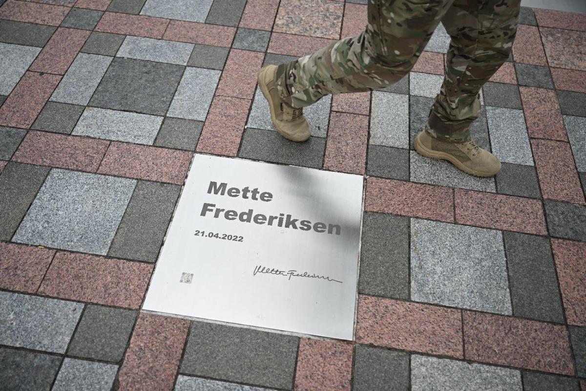 Іменна табличка на честь Метте Фредеріксен на Алеї сміливості / фото УНІАН, В'ячеслав Ратинський Іменна табличка на честь Метте Фредеріксен на Алеї сміливості / фото УНІАН, В'ячеслав Ратинський