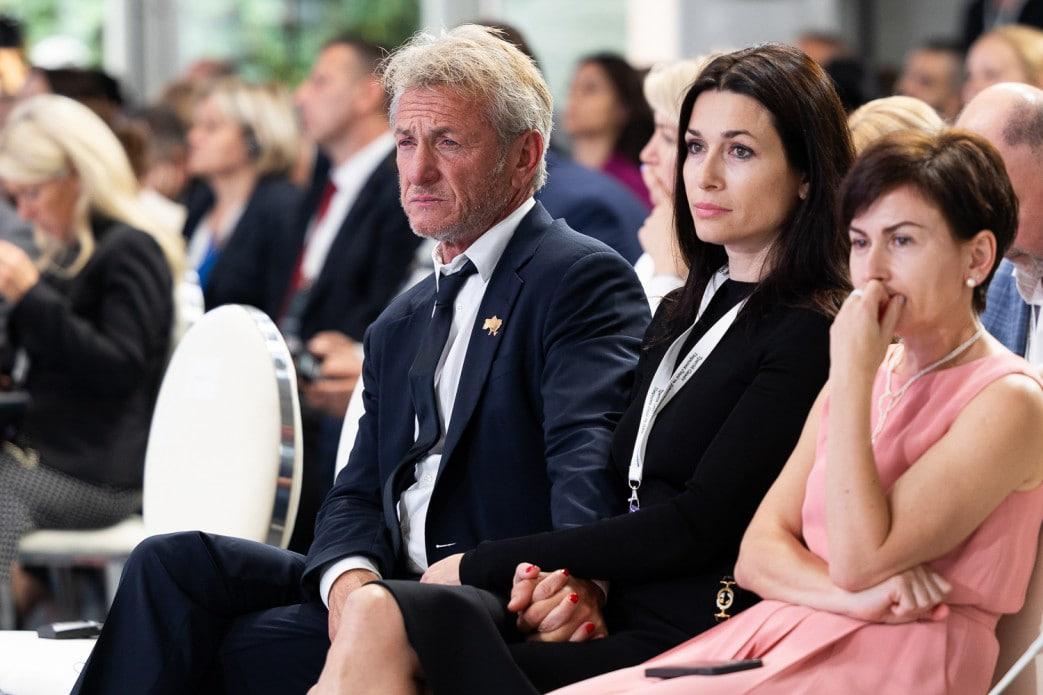 Шон Пенн з'явився у Києві разом зі своєю дівчиною-українкою / фото president.gov.ua Шон Пенн з'явився у Києві разом зі своєю дівчиною-українкою / фото president.gov.ua