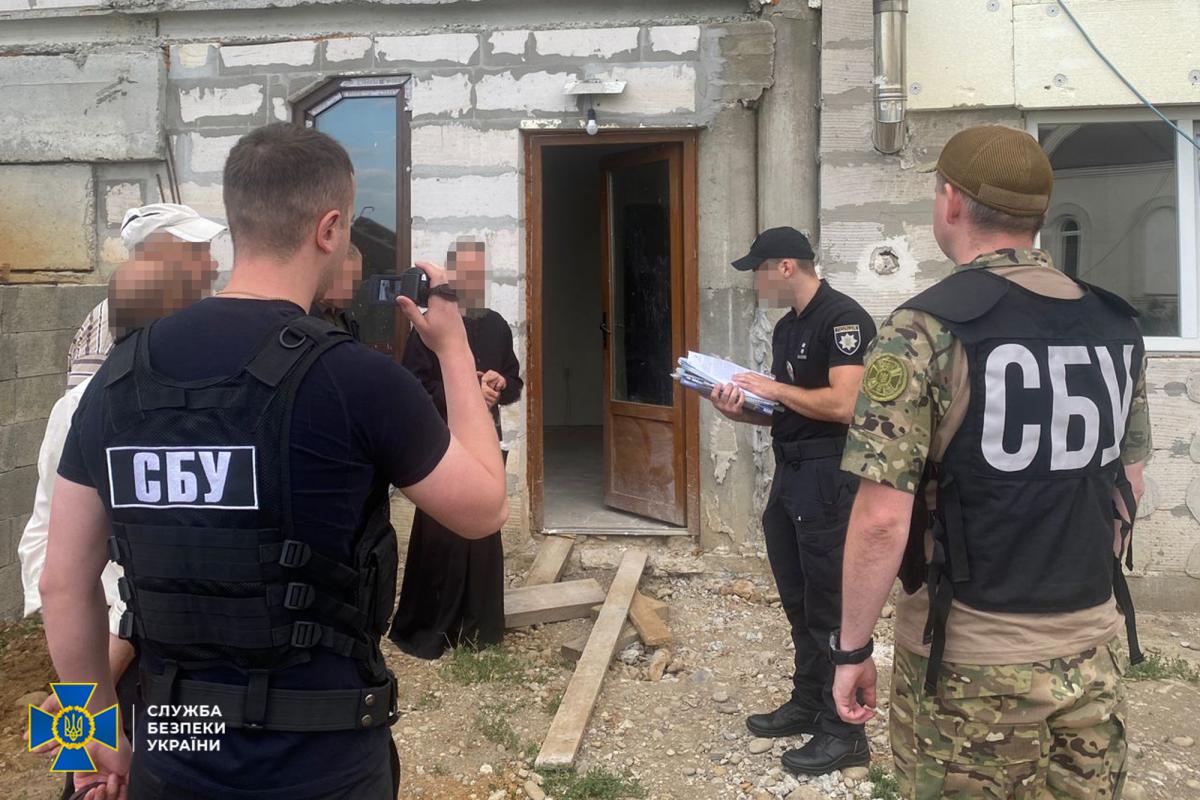 Священнику оголосили про підозру у пропаганді комуністичного режиму / фото СБУ Священнику оголосили про підозру у пропаганді комуністичного режиму / фото СБУ