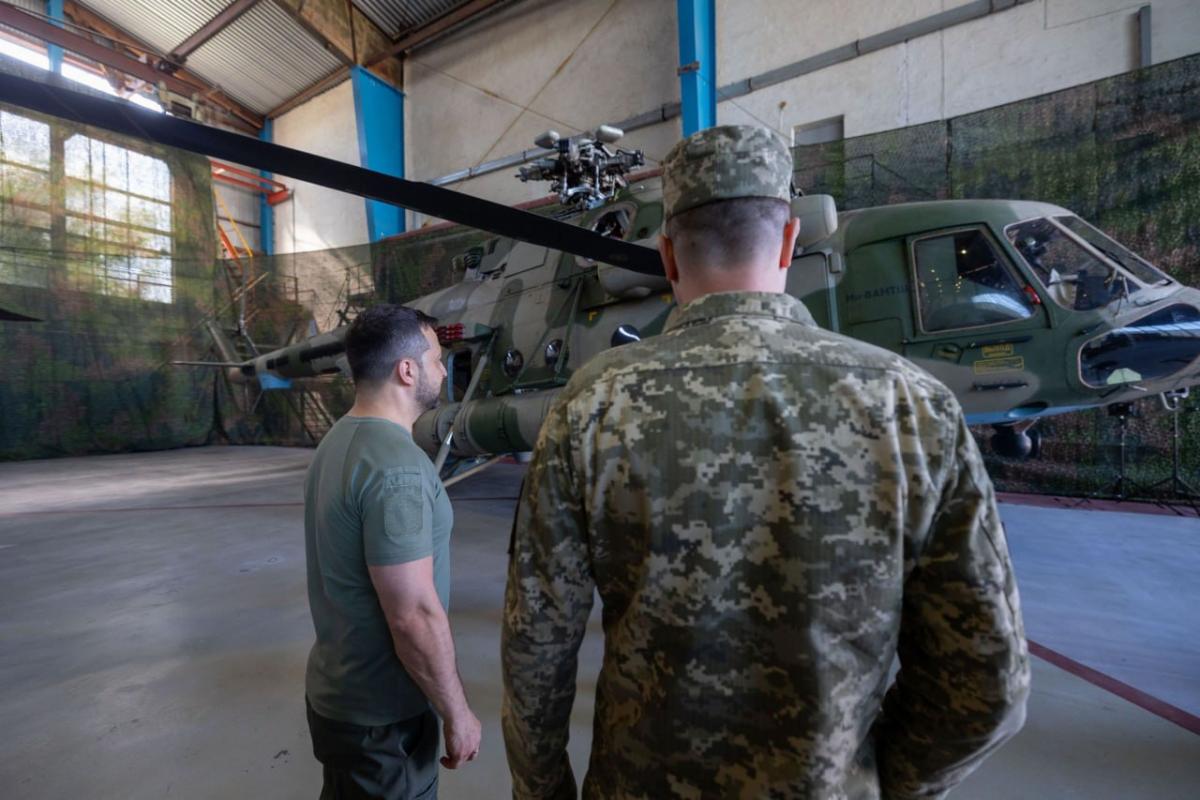 Зеленський і Буданов на тлі російського Мі-8 / фото ОПУ Зеленський і Буданов на тлі російського Мі-8 / фото ОПУ