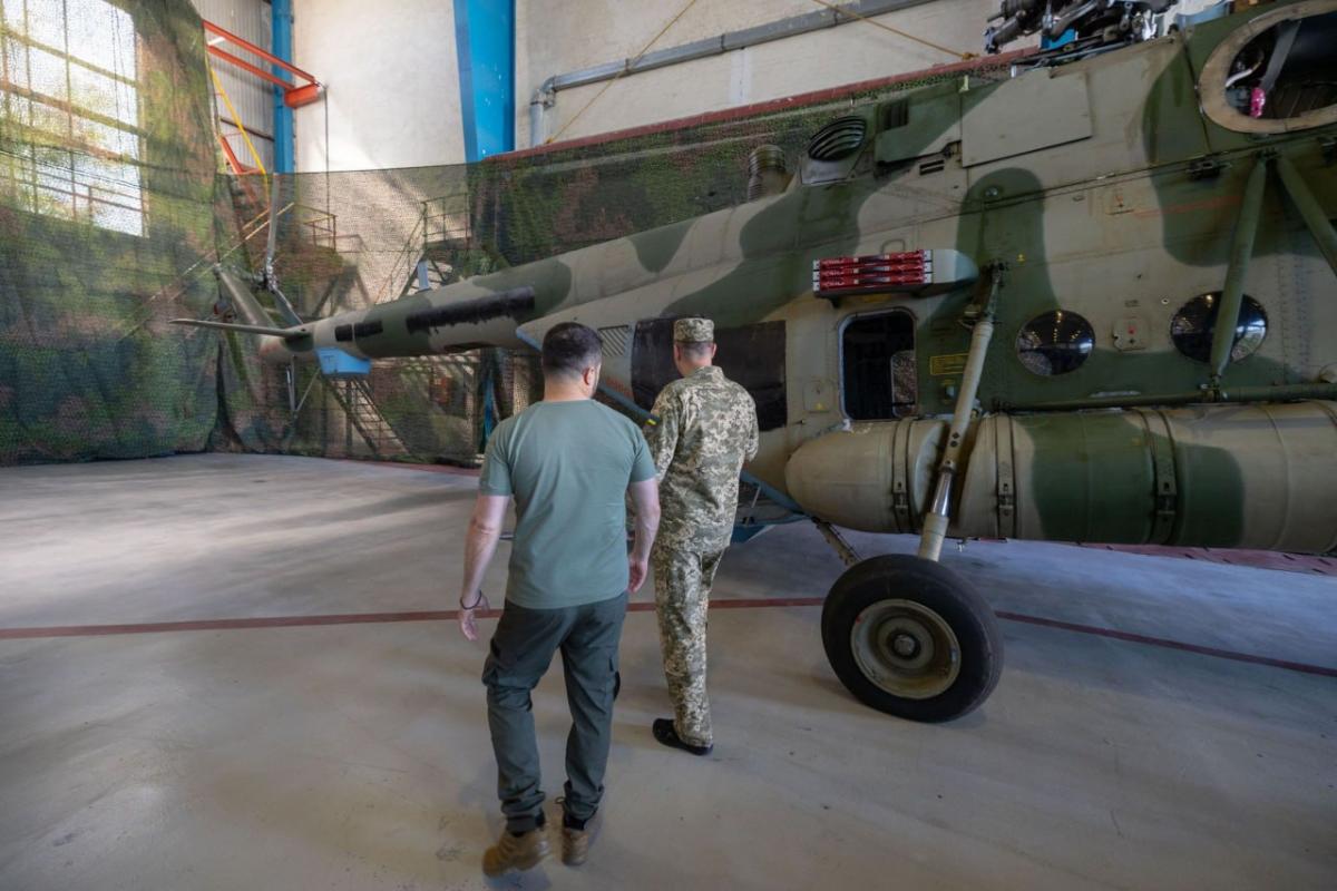 Зеленський і Буданов на тлі російського Мі-8 / фото ОПУ Зеленський і Буданов на тлі російського Мі-8 / фото ОПУ