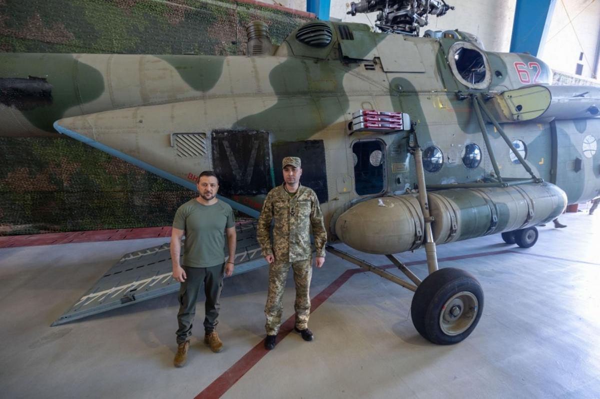 Зеленський і Буданов на тлі російського Мі-8 / фото ОПУ Зеленський і Буданов на тлі російського Мі-8 / фото ОПУ