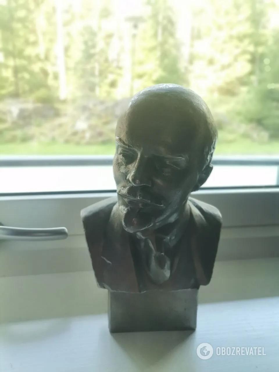 Підвіконня квартири прикрашав бюст Леніна / фото OBOZREVATEL Підвіконня квартири прикрашав бюст Леніна / фото OBOZREVATEL