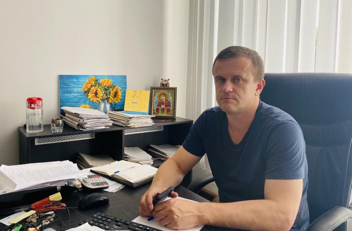 Будівля Семенівської міськради в аварійному стані після вибухів, каже голова Семенівської громади Сергій Деденко / фото Ірина Синельник Будівля Семенівської міськради в аварійному стані після вибухів, каже голова Семенівської громади Сергій Деденко / фото Ірина Синельник