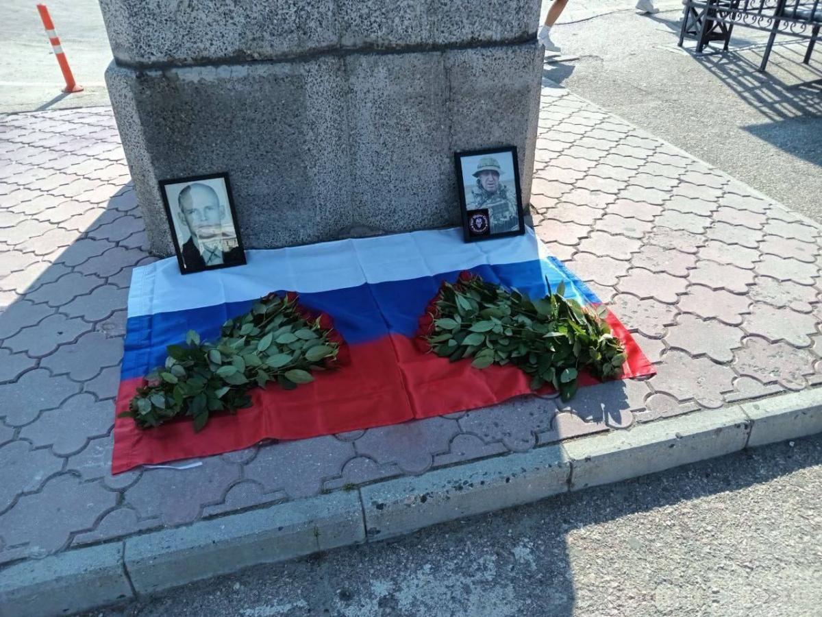 У Криму розбили меморіал ватажкам "Вагнера" / База У Криму розбили меморіал ватажкам "Вагнера" / База
