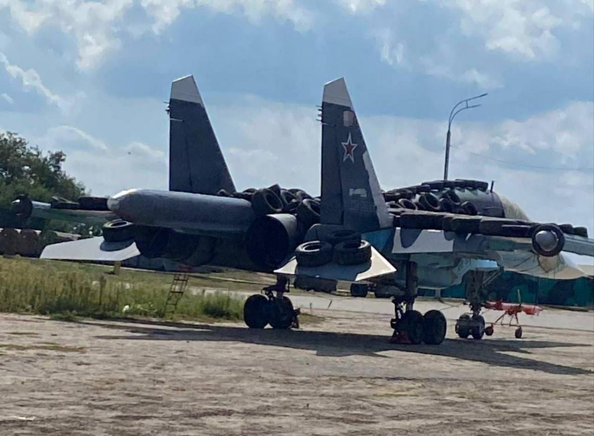 Россияне обвешивают шинами стратегические истребители / фото t.me/fighter_bomber Россияне обвешивают шинами стратегические истребители / фото t.me/fighter_bomber