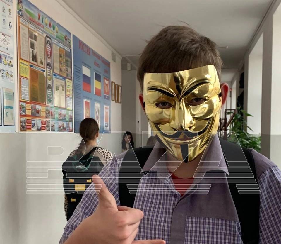 Школьник напал на школу в РФ / База Школьник напал на школу в РФ / База