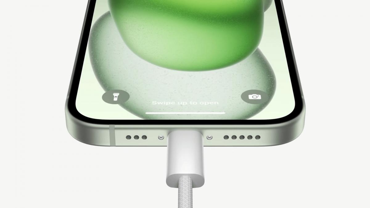 iPhone 15 и iPhone 15 Pro сохранили медленную зарядку / фото Apple