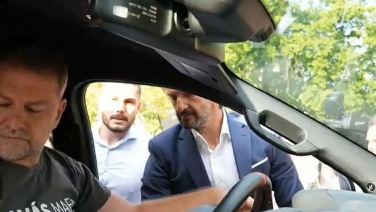 Сутичка між Матовичем і Калиняком сталася після того, як колишній міністр внутрішніх справ хотів вирвати з рук екс-прем'єра мікрофон / скріншот з відео Сутичка між Матовичем і Калиняком сталася після того, як колишній міністр внутрішніх справ хотів вирвати з рук екс-прем'єра мікрофон / скріншот з відео