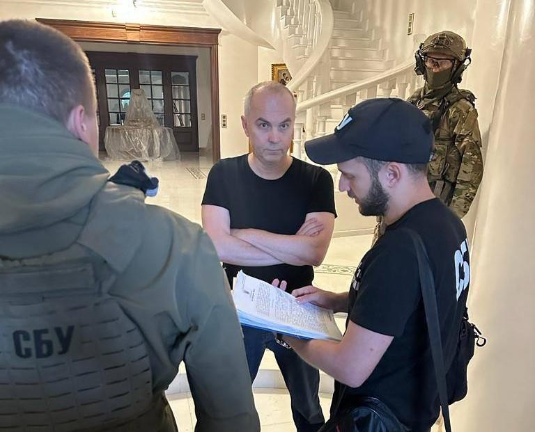 СБУ проводить обшуки в Шуфрича / фото від джерела УНІАН СБУ проводить обшуки в Шуфрича / фото від джерела УНІАН