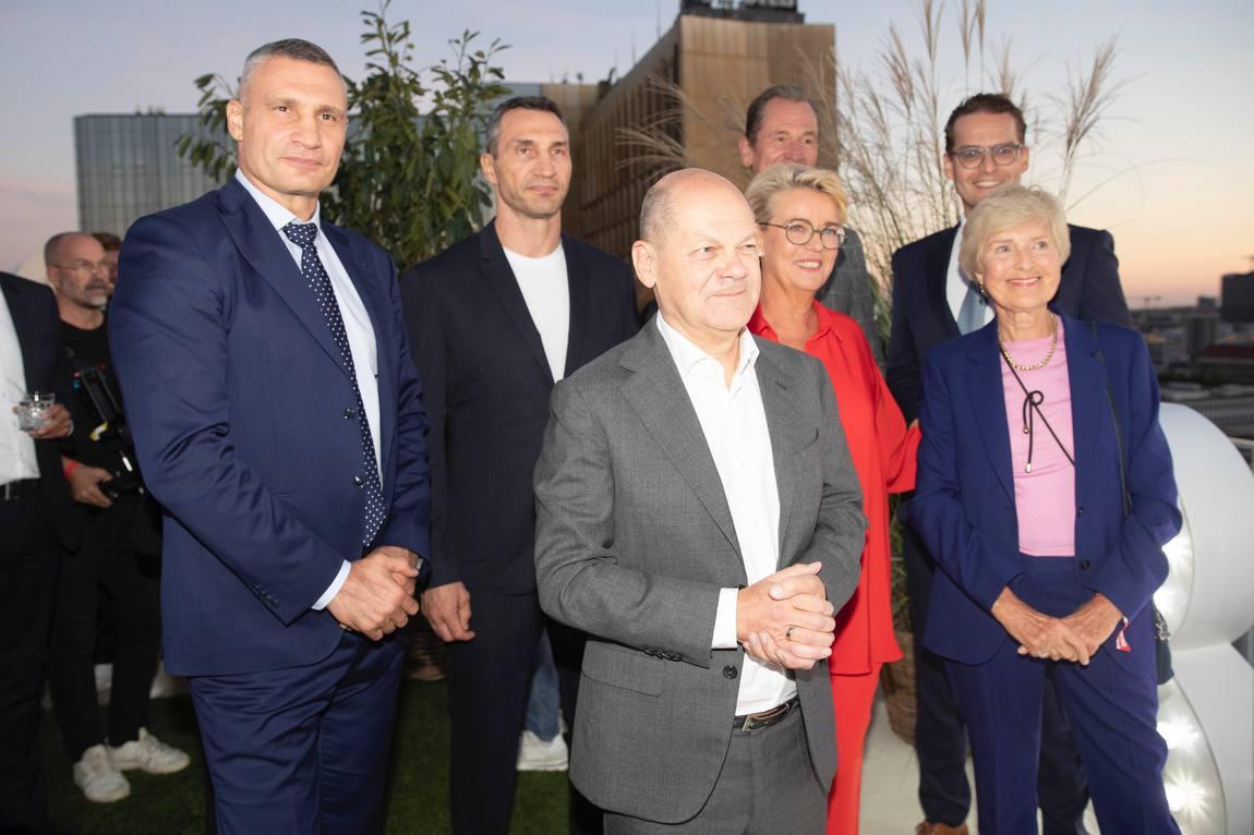 Кличко встретился с канцлером Германии Шольцем: обсуждали ускорение передачи Украине дальнобойных ракет Taurus Кличко встретился с канцлером Германии Шольцем: обсуждали ускорение передачи Украине дальнобойных ракет Taurus