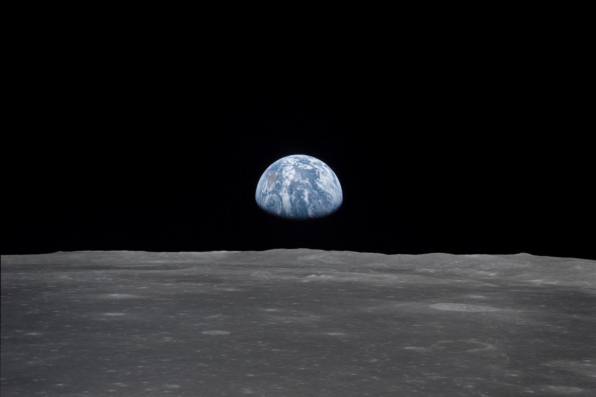 Передбачається, що в майбутньому наявність води може зробити Місяць придатним для проживання людей / фото NASA/JSC