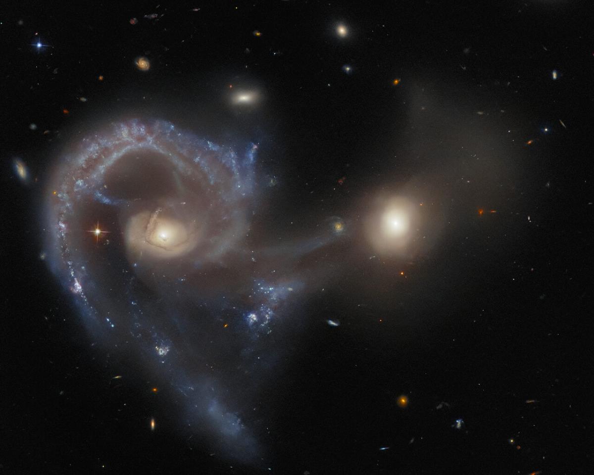 На новом снимке Хаббла запечатлено столкновение двух галактик / фото ESA/Hubble & NASA, J. Dalcanton На новом снимке Хаббла запечатлено столкновение двух галактик / фото ESA/Hubble & NASA, J. Dalcanton