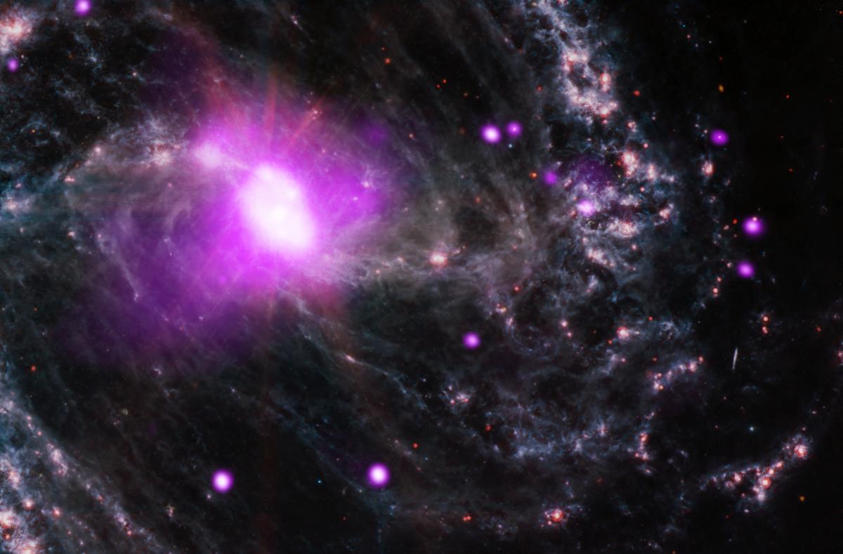 Спіральна галактика NGC 1365 / фото NASA Спіральна галактика NGC 1365 / фото NASA