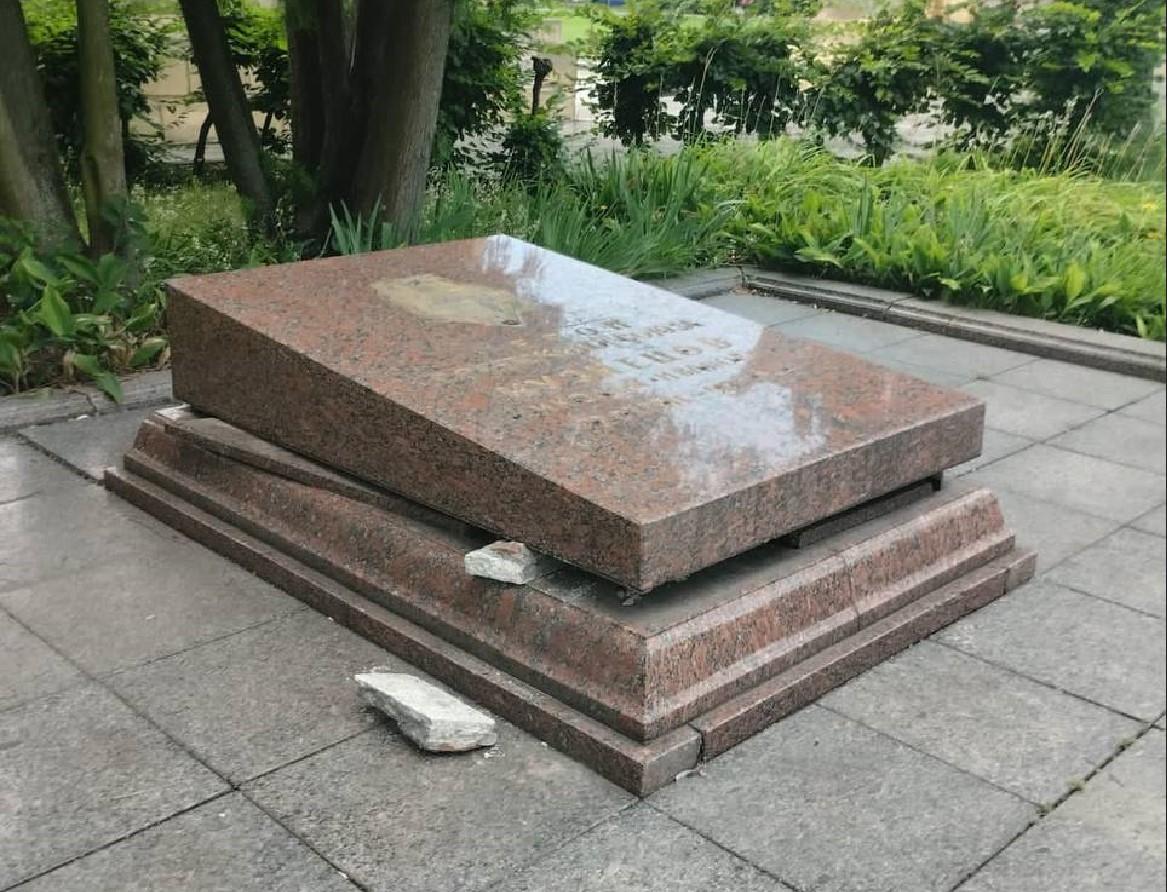 Чоловік домкратами пошкодив надгробну плиту та намагався викрасти прах / фото Telegram Андрія Садового Чоловік домкратами пошкодив надгробну плиту та намагався викрасти прах / фото Telegram Андрія Садового