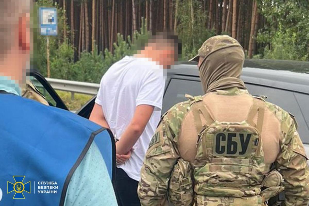 Вимагали хабарі за імпорт товарів в Україну: на Волині затримали двох митників / фото СБУ Вимагали хабарі за імпорт товарів в Україну: на Волині затримали двох митників / фото СБУ