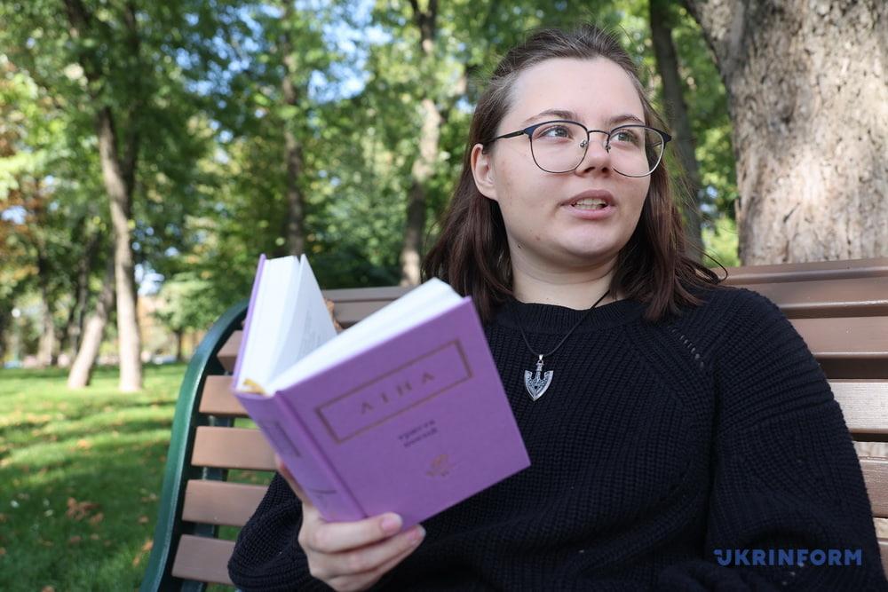 Студентка получила от Лины Костенко книгу / фото ukrinform.ua Студентка получила от Лины Костенко книгу / фото ukrinform.ua