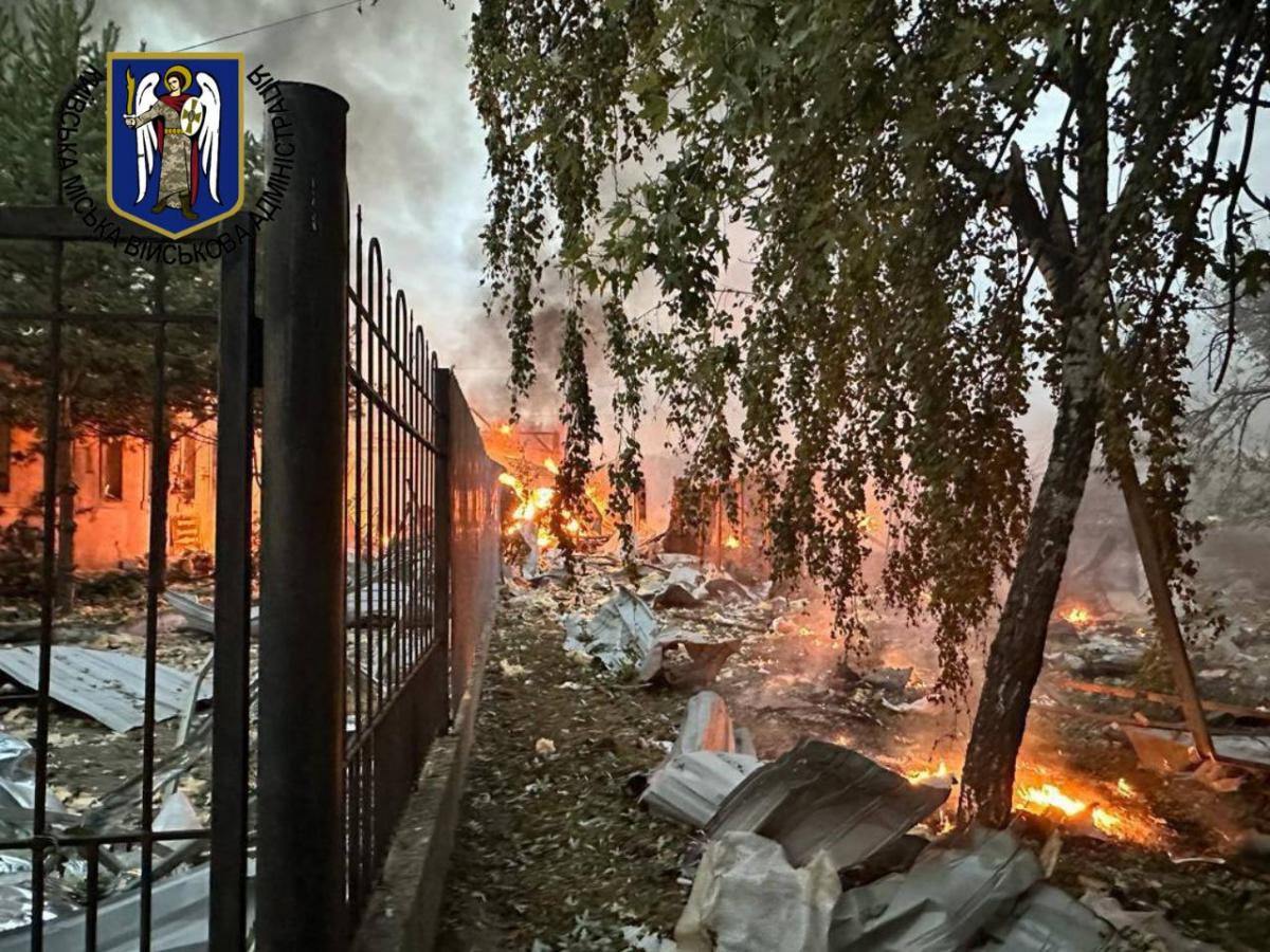 В Дарницком районе пожар в результате атаки РФ / фото t.me/VA_Kyiv В Дарницком районе пожар в результате атаки РФ / фото t.me/VA_Kyiv