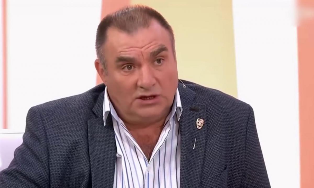 Він повторював наративи Кремля, намагаючись переконати глядачів у тому, що Україна нібито "бомбила" Донбас / скріншот Він повторював наративи Кремля, намагаючись переконати глядачів у тому, що Україна нібито "бомбила" Донбас / скріншот