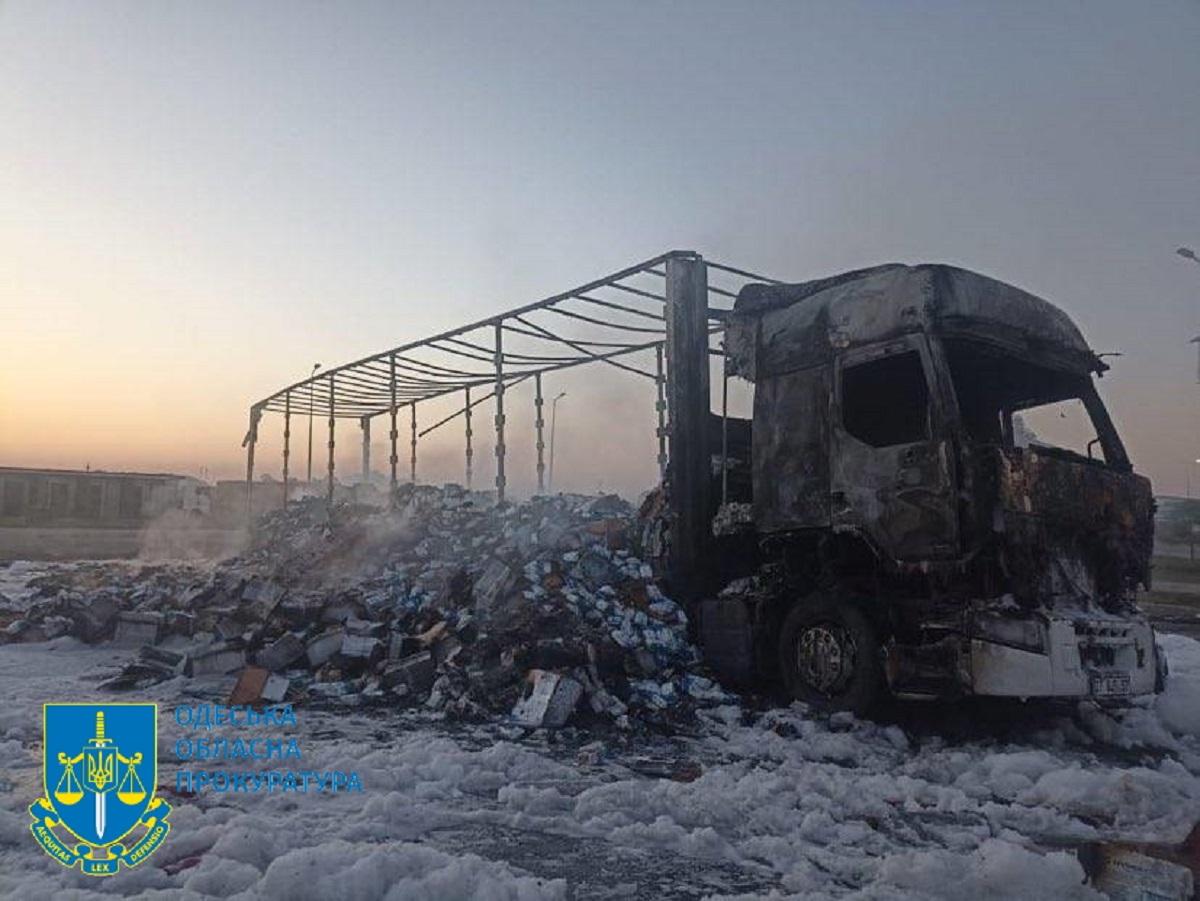 В результаті удару постраждали двоє водіїв вантажівок / фото Одеської облпрокуратури В результаті удару постраждали двоє водіїв вантажівок / фото Одеської облпрокуратури