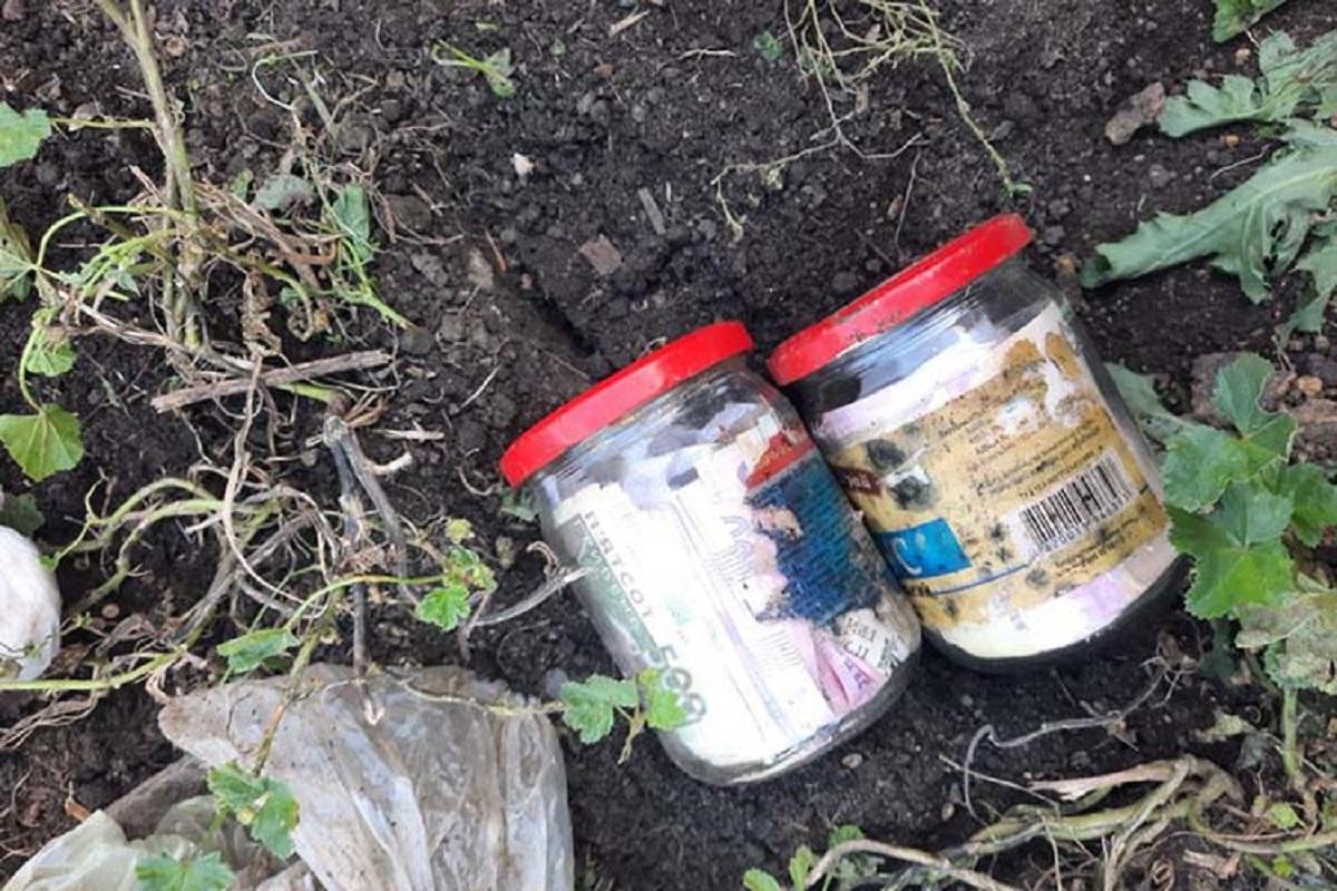 Жінка, закопуючи заощадження, не запам'ятала точне місце / фото Нацполіції Жінка, закопуючи заощадження, не запам'ятала точне місце / фото Нацполіції