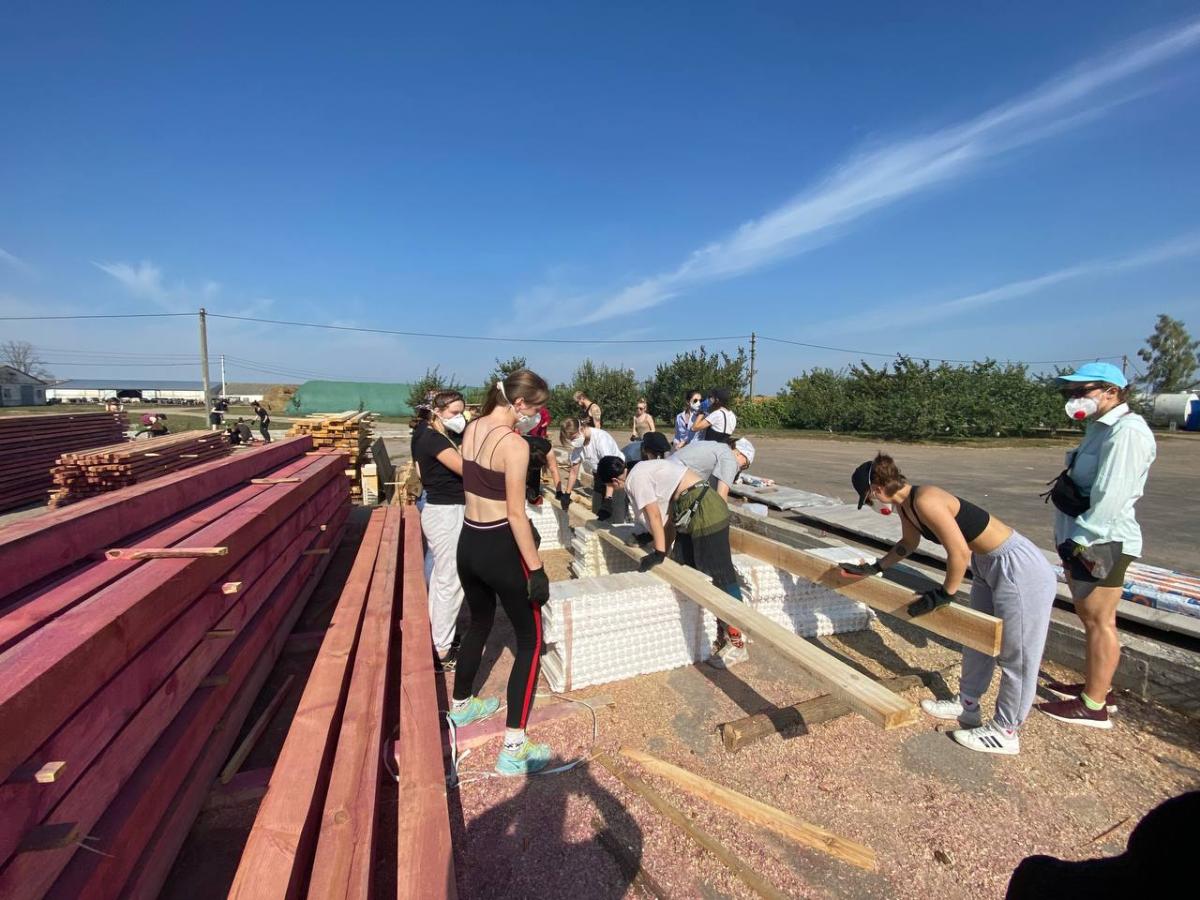 На допомогу приїхали понад 100 молодих осіб з різних міст України / фото Таня Поляковська На допомогу приїхали понад 100 молодих осіб з різних міст України / фото Таня Поляковська
