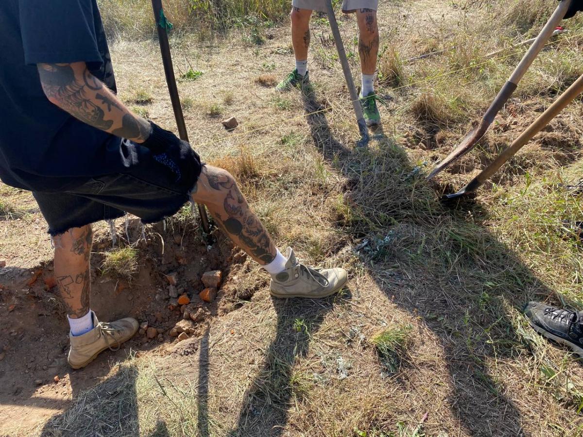 Подекуди в землі нам зустрічалося щось схоже на якийсь старий фундамент та залишки арматури / фото Таня Поляковська Подекуди в землі нам зустрічалося щось схоже на якийсь старий фундамент та залишки арматури / фото Таня Поляковська