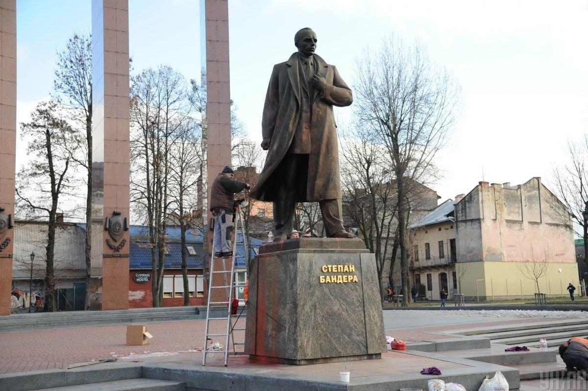 Надругательство над памятником Бандере имело место более двух лет назад / фото УНИАН, Николай Тис Надругательство над памятником Бандере имело место более двух лет назад / фото УНИАН, Николай Тис