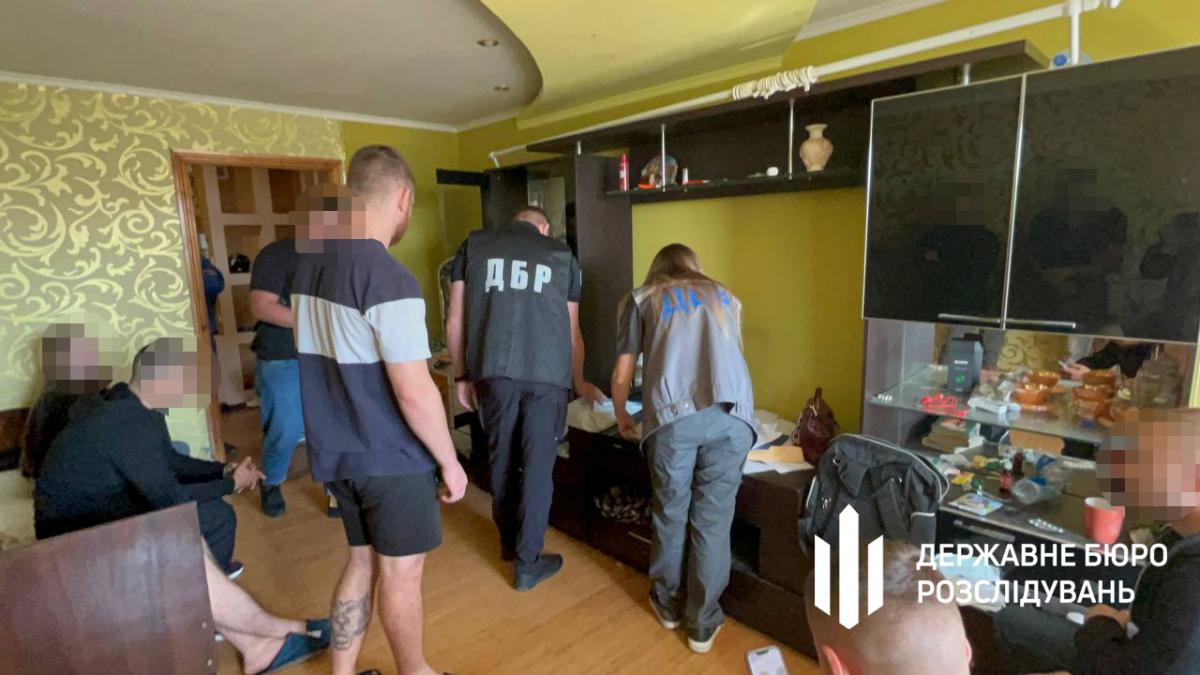 Дельцы оборудовали офис в квартире в центре Днепра / фото ГБР Дельцы оборудовали офис в квартире в центре Днепра / фото ГБР