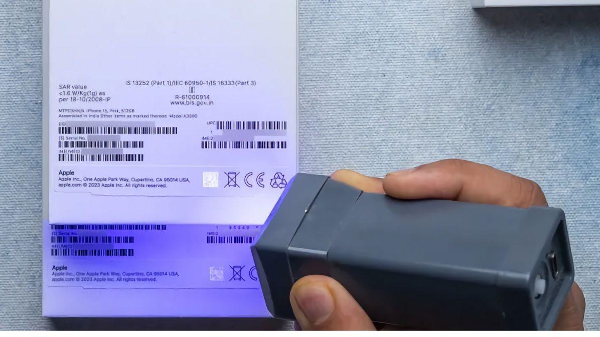 У Китаї вже навчилися підробляти невидимі коди на коробках iPhone 15 / Скріншот з відео У Китаї вже навчилися підробляти невидимі коди на коробках iPhone 15 / Скріншот з відео