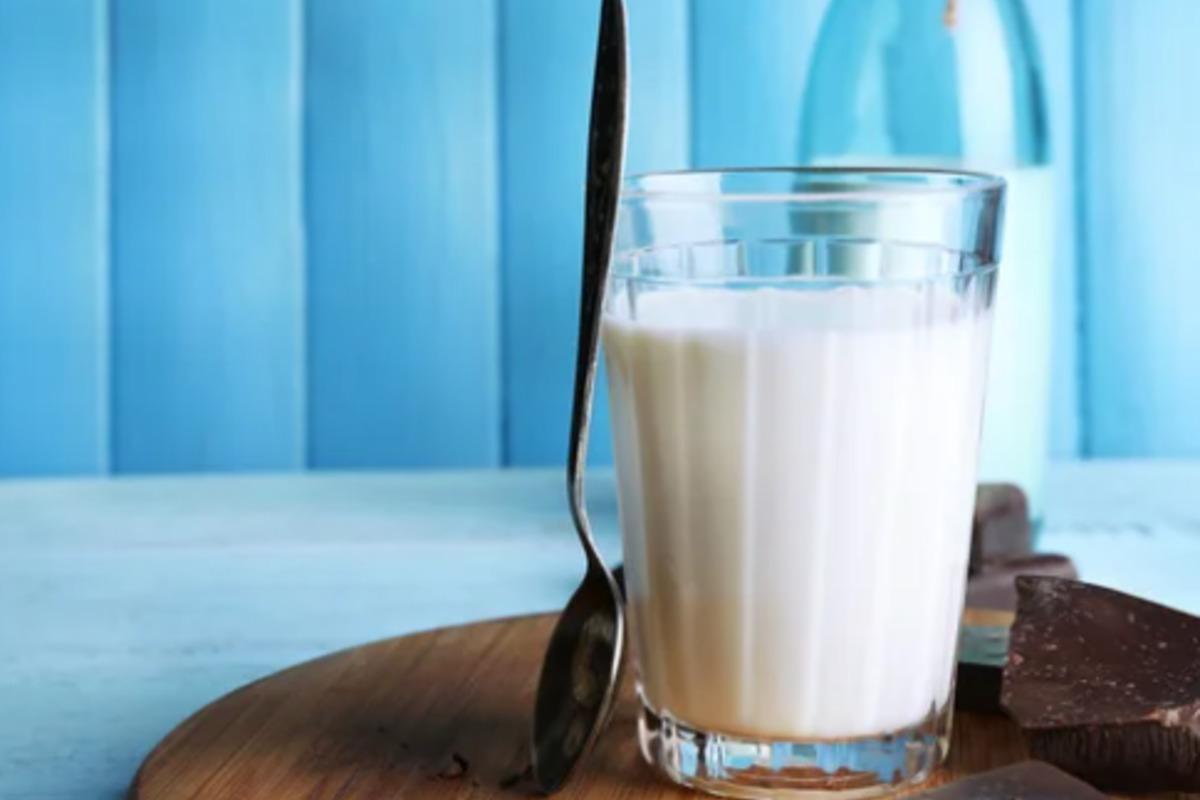 Найнижчі ціни на кефір УНІАН побачив у мережі "Сільпо". Кефір "Ферма" можна придбати за 33,99 грн за пляшку / фото ua.depositphotos.