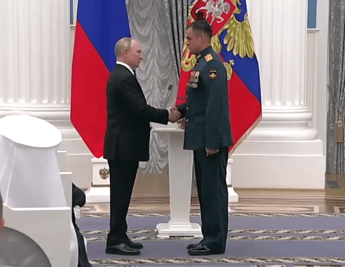 Магасумов получил награду из рук диктатора / Скриншот Магасумов получил награду из рук диктатора / Скриншот