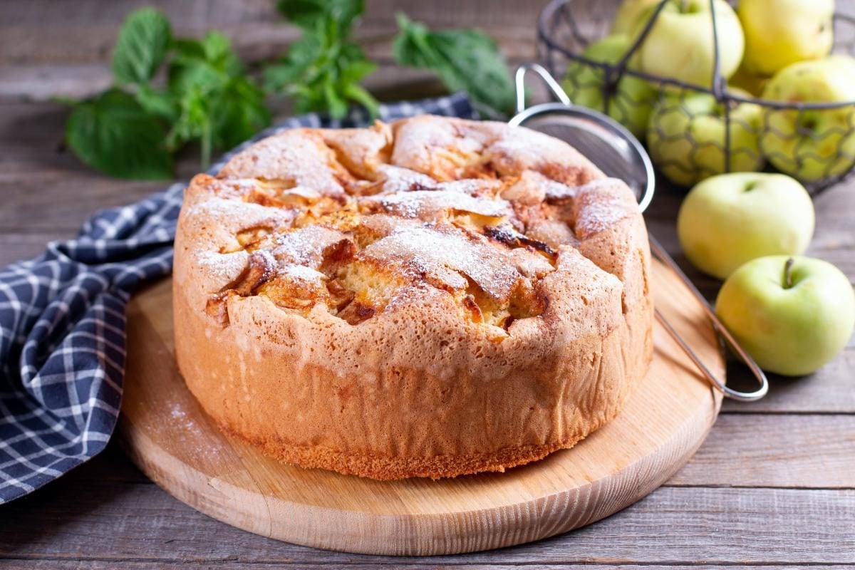 Сладкое облачко! Как приготовить яблочный пирог с меренгой — пошаговый рецепт