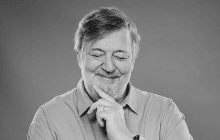 Актор Стівен Фрай поділився, як пережив вибухи в Києві: "Прокинувся о 4:45"