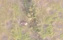 Окупант "перехрестився" й "перекинувся" після удару ЗСУ: момент попав в кадр (відео)