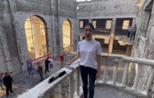 На руїнах драмтеатру: китайська співачка заспівала "Катюшу" в Маріуполі (відео)