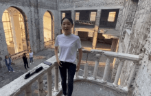 Співачка з Китаю заспівала "Катюшу" на руїнах Драмтеатру в Маріуполі: у МЗС України жорстко відреагували